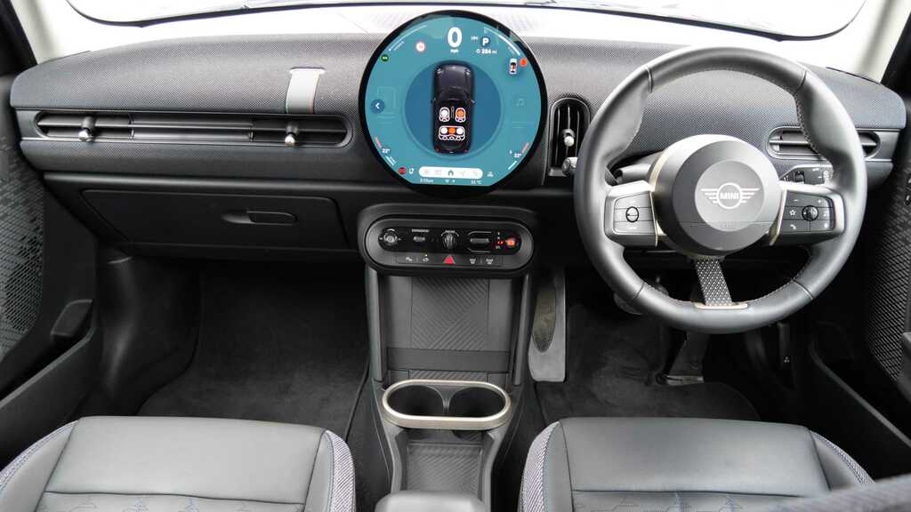 Mini Hatch 1.5 C Classic 2024 Black #4