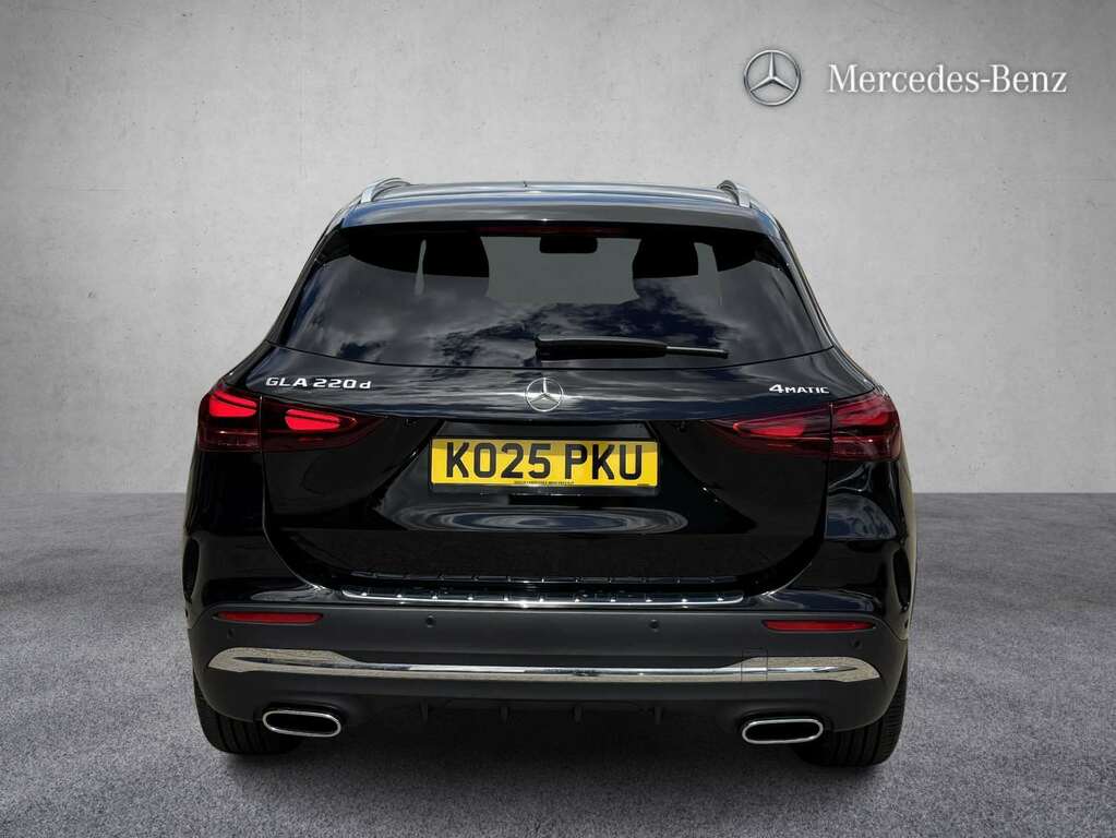 Mercedes-Benz GLA Class 220D 4Matic Amg Line Executive 2025 Black #4