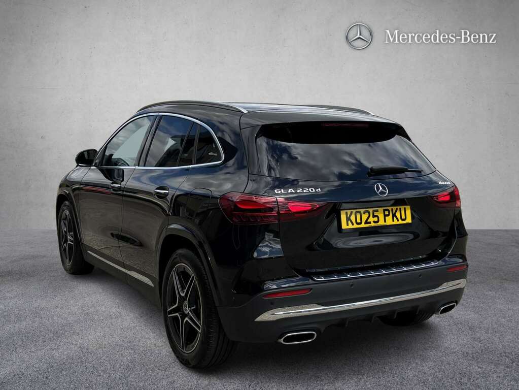 Mercedes-Benz GLA Class 220D 4Matic Amg Line Executive 2025 Black #2