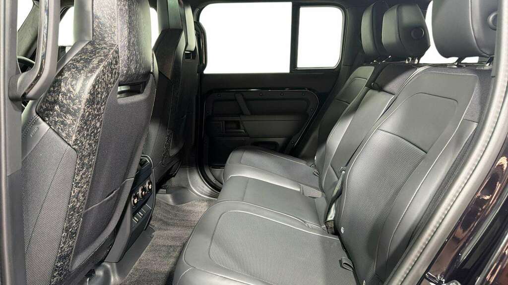Land Rover Defender 110 4.4 P635 Octa Black 110 2026 Black #4