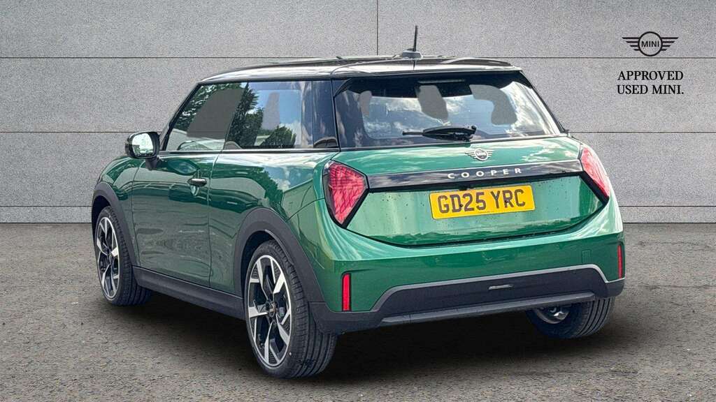 Mini Hatch 1.5 C Exclusive 2025 Green #2