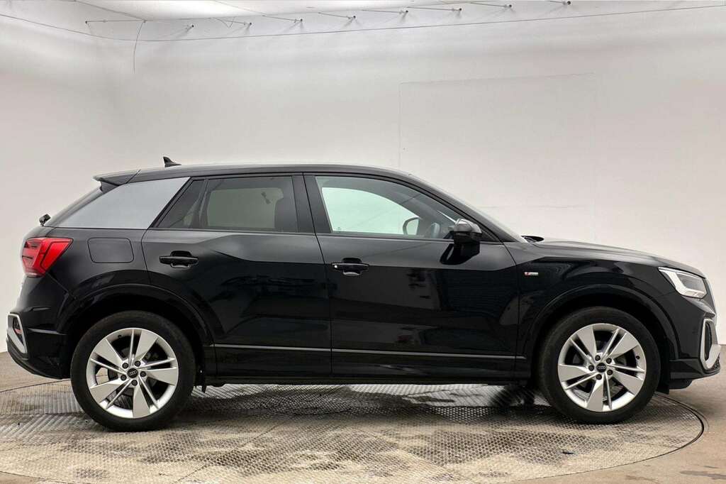 Audi Q2 35 Tfsi S Line S Tronic 2024 Black #4
