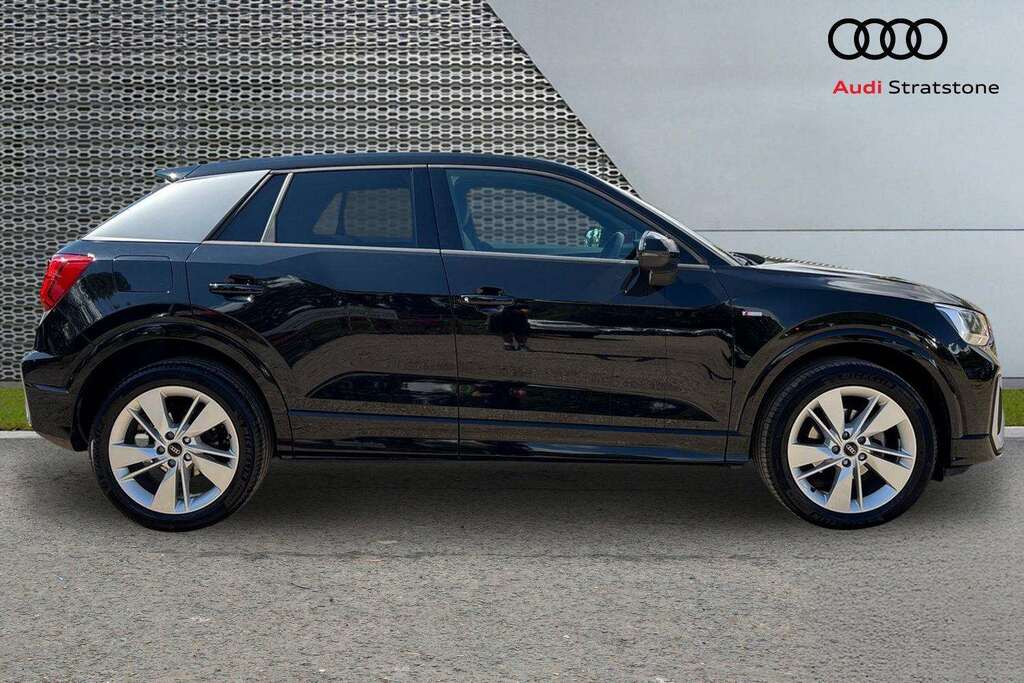 Audi Q2 35 Tfsi S Line S Tronic Tech 2024 Black #4