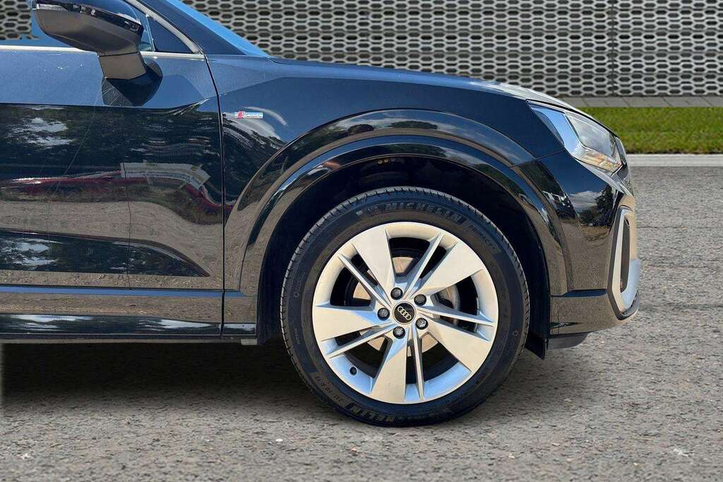 Audi Q2 35 Tfsi S Line S Tronic Tech 2024 Black #5