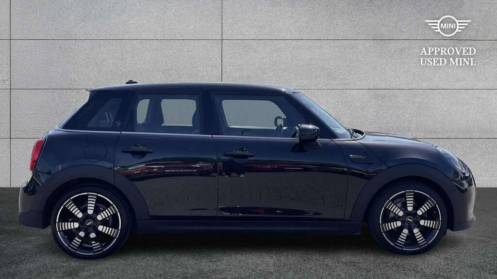 Mini Hatch 1.5 Cooper Exclusive Premium Plus 2023 YE73OHC Black #2