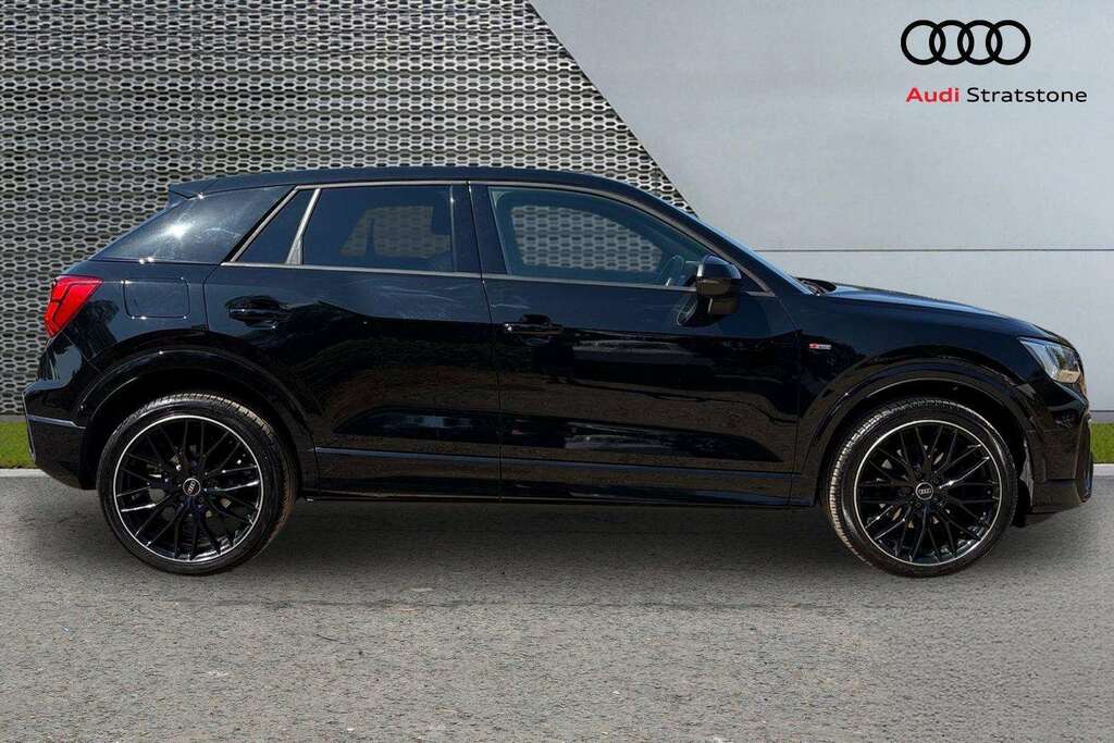Audi Q2 30 Tfsi Black Edition 2021 Black #4
