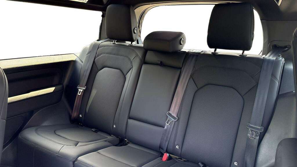 Land Rover Defender 90 3.0 D250 X-dynamic Se 90 2026 Black #4