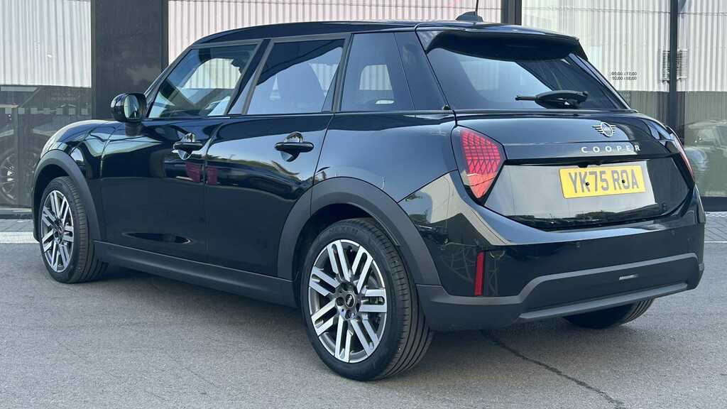 Mini Hatch 1.5 C Classic Level 2 2026 YK75ROA Black #2
