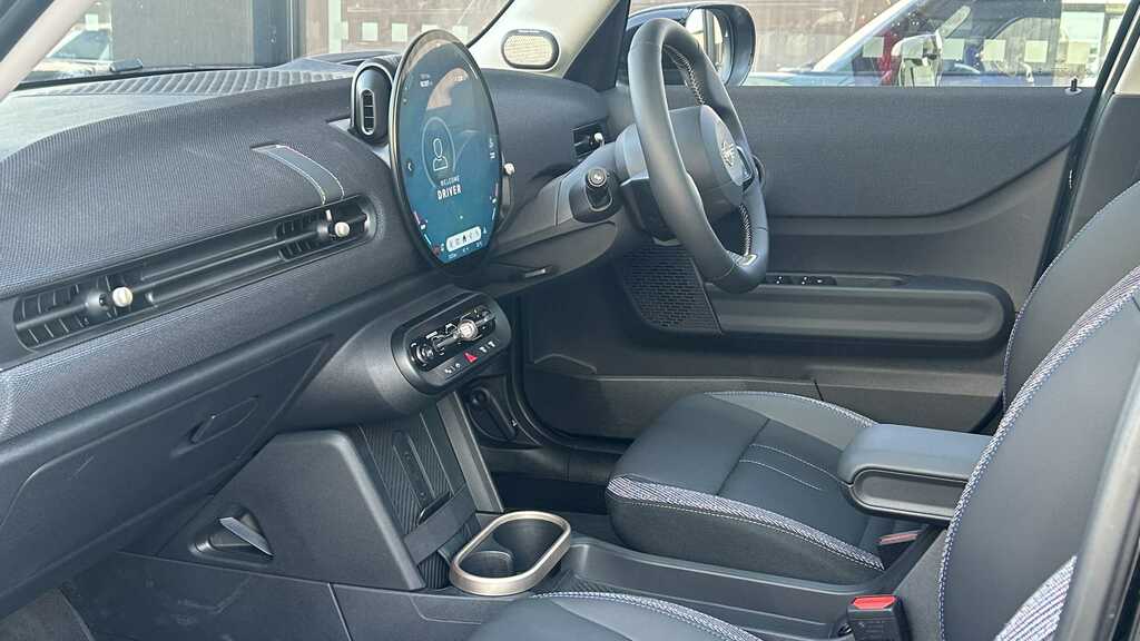 Mini Hatch 1.5 C Classic Level 2 2026 YK75ROA Black #3