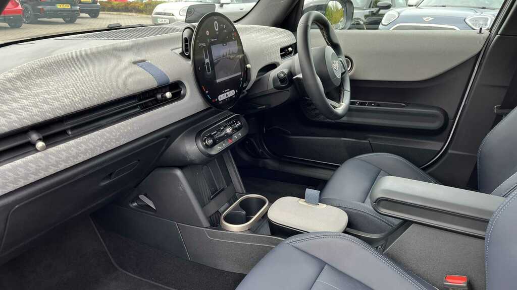 Mini Hatch 1.5 C Exclusive 2025 YH75OAB White #5