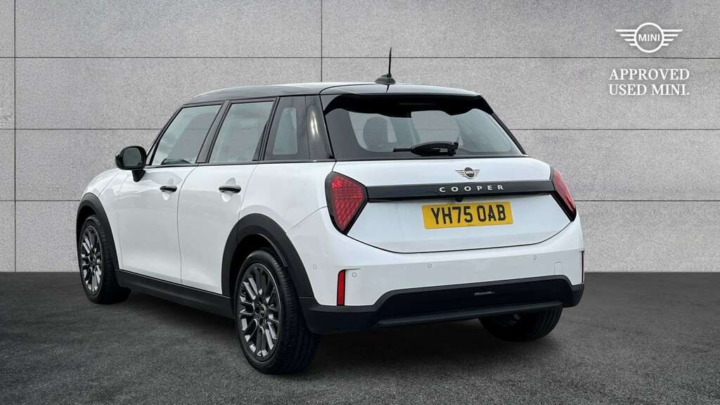 Mini Hatch 1.5 C Exclusive 2025 YH75OAB White #4