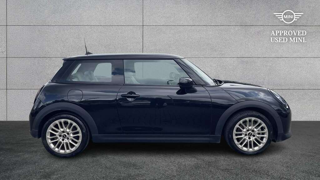 Mini Hatch 1.5 C Exclusive 2024 YH74FHR Black #2