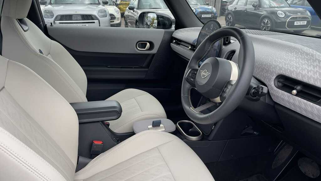 Mini Hatch 1.5 C Exclusive 2024 YH74FHR Black #6