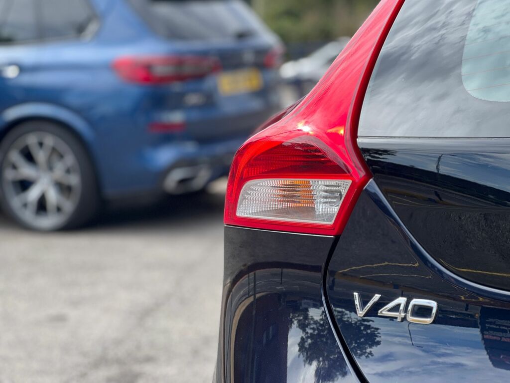 Volvo V40 2.0 T2 Es Hatchback Euro 6 U521 Red #19