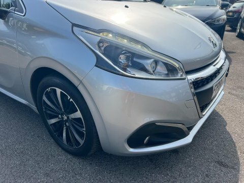 Peugeot 208 Peugeot 208 1.5 Bluehdi 100 Gt White #11