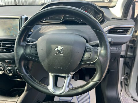 Peugeot 208 Peugeot 208 1.5 Bluehdi 100 Gt White #19
