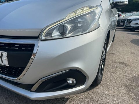 Peugeot 208 Peugeot 208 1.5 Bluehdi 100 Gt White #10