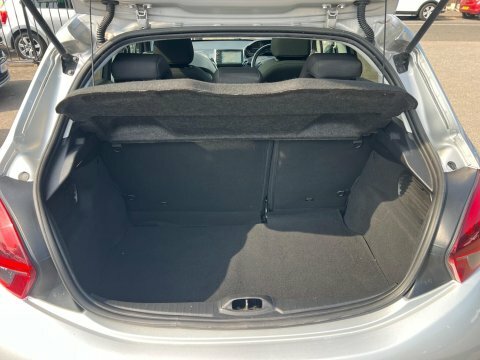 Peugeot 208 Peugeot 208 1.5 Bluehdi 100 Gt White #36