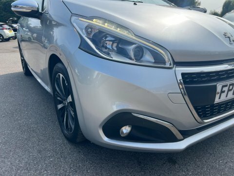 Peugeot 208 Peugeot 208 1.5 Bluehdi 100 Gt White #12