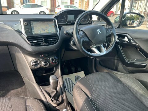 Peugeot 208 Peugeot 208 1.5 Bluehdi 100 Gt White #26