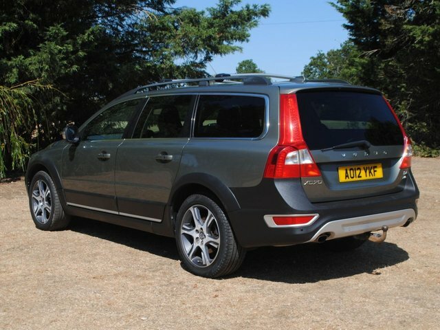 Volvo XC70 2.4 D4 Se Lux Green #2