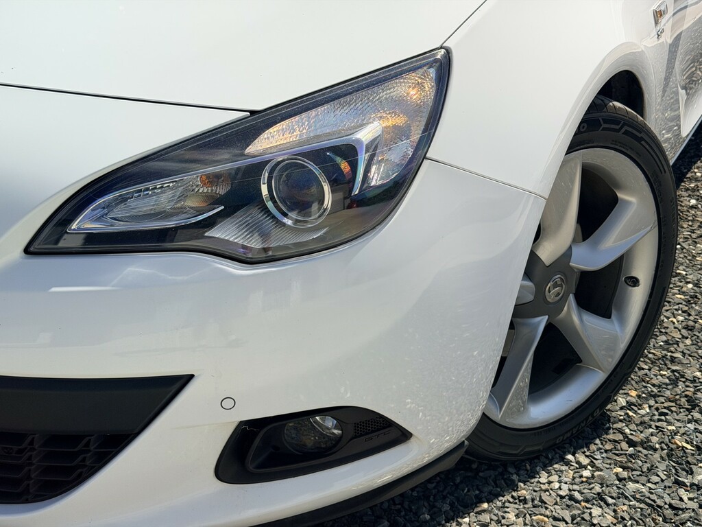 Vauxhall Astra GTC 1.4 I Turbo Sri White #2