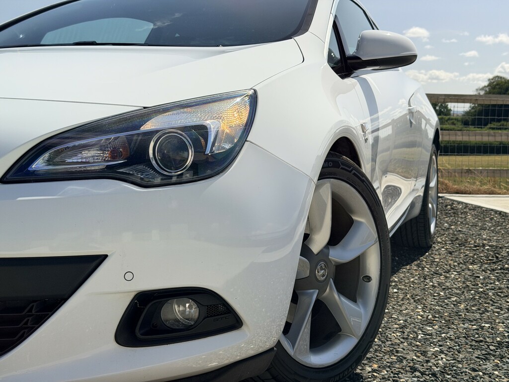 Vauxhall Astra GTC 1.4 I Turbo Sri White #3