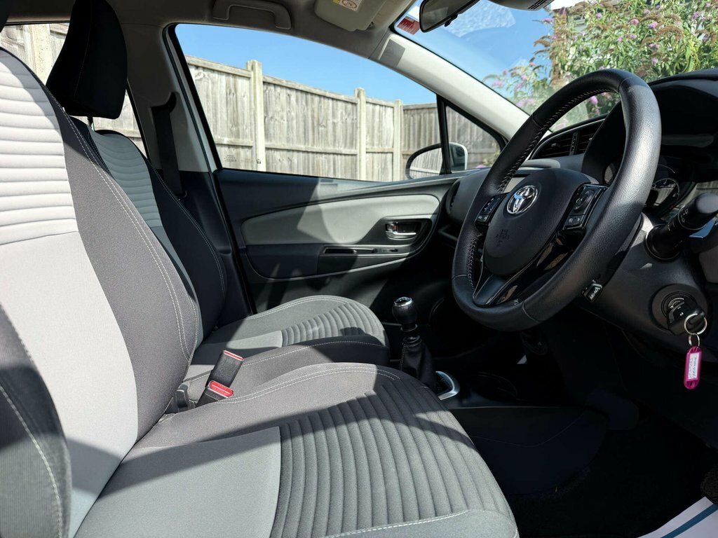 Toyota Yaris 1.5L Icon White #5