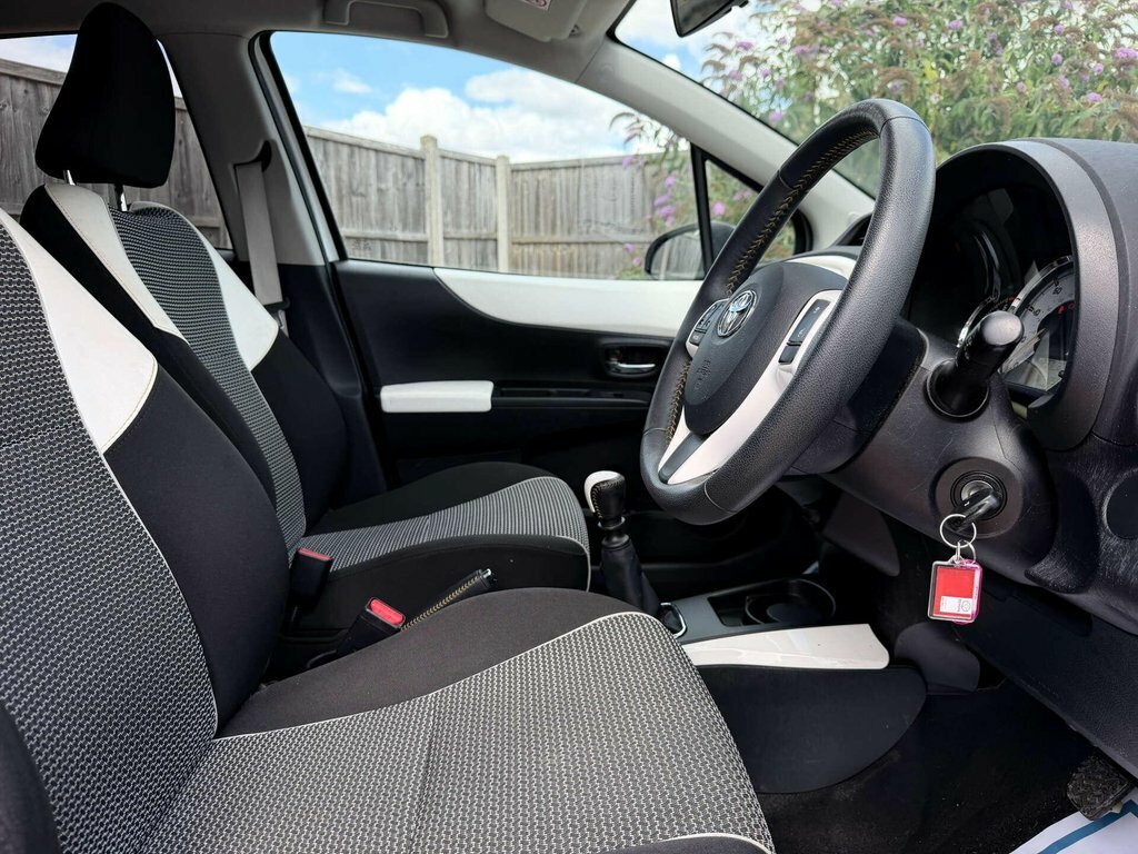 Toyota Yaris 1.3L Trend White #5