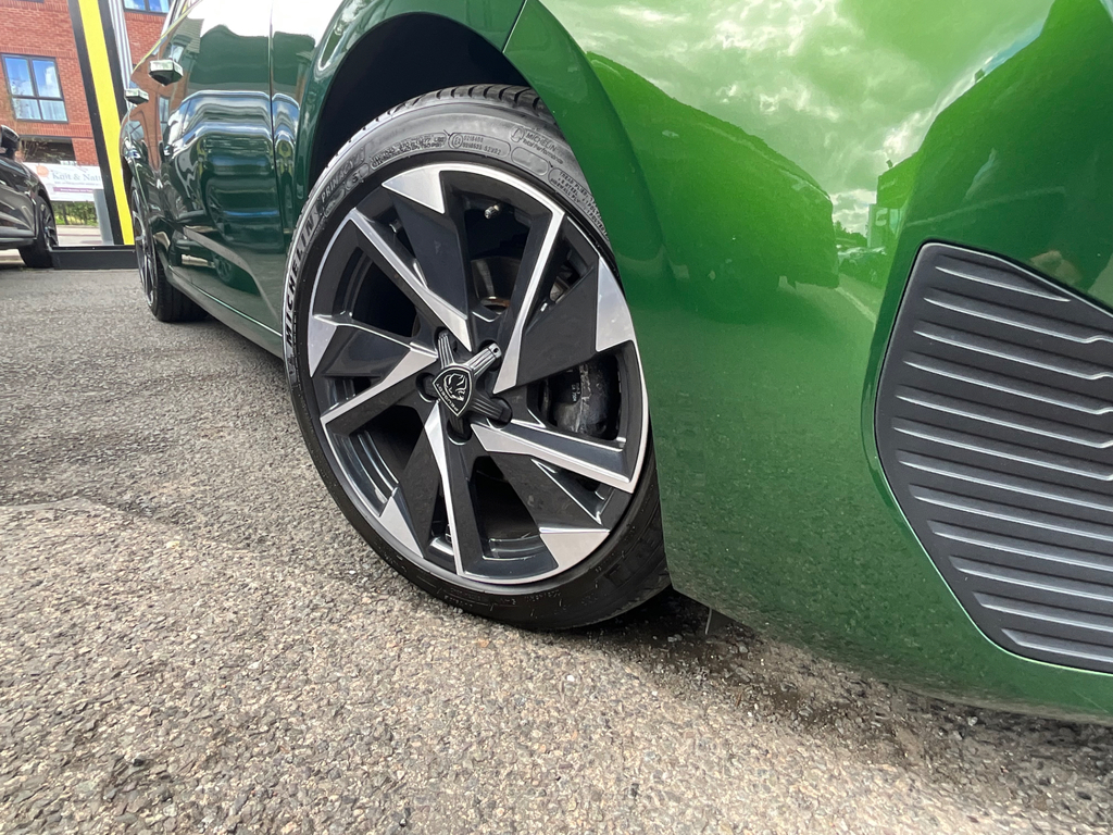 Peugeot 308 1.2 Puretech Allure Premium Hatchback E #3