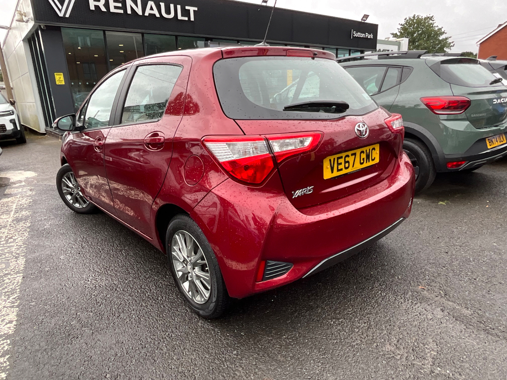 Toyota Yaris 1.5 Vvt I Icon Tech Hatchback Red #2