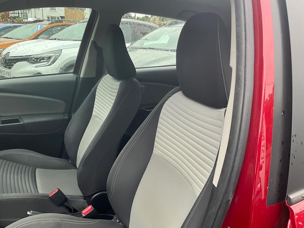 Toyota Yaris 1.5 Vvt-i Icon 110 Bhp Red #29