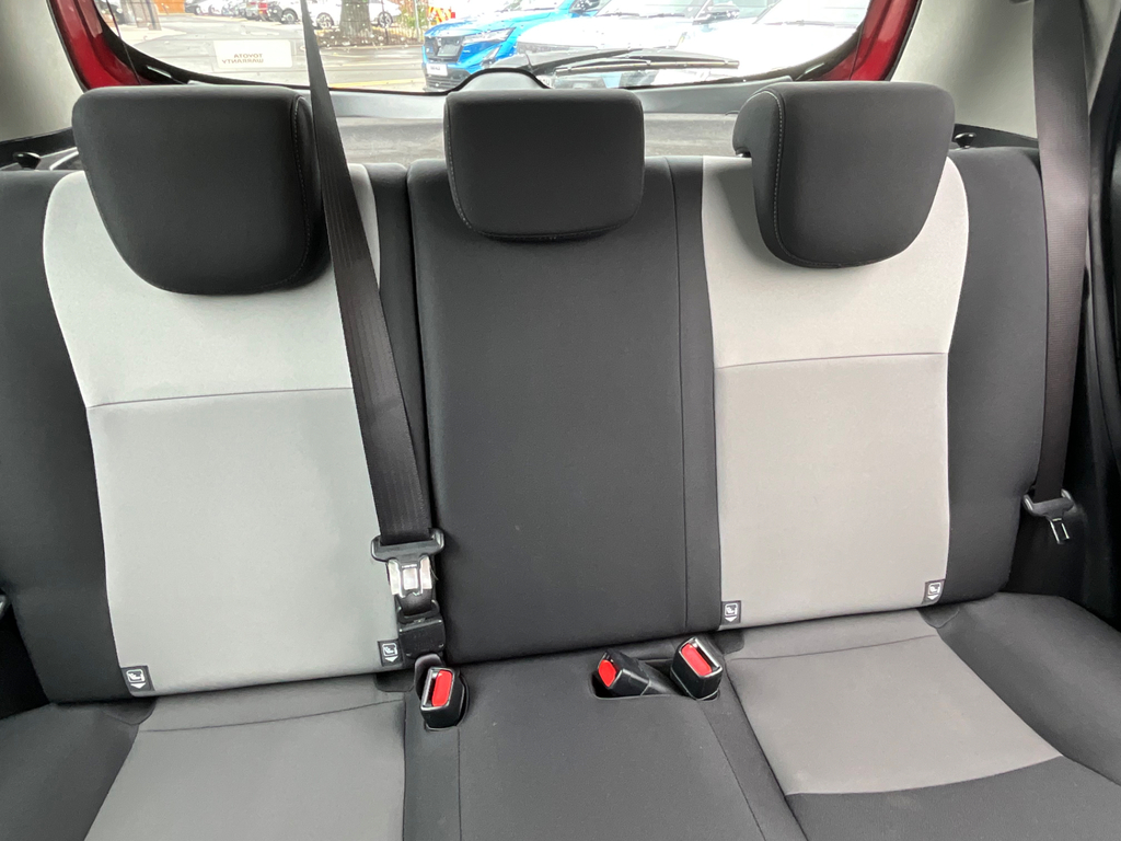 Toyota Yaris 1.5 Vvt-i Icon 110 Bhp Red #31