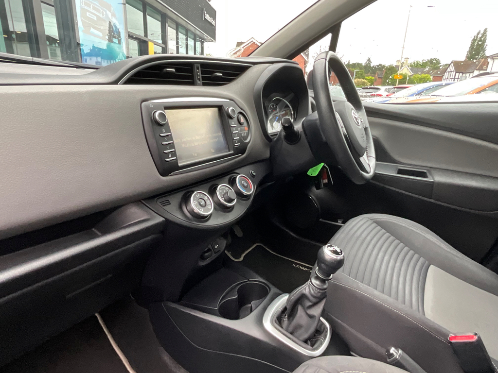 Toyota Yaris 1.5 Vvt-i Icon 110 Bhp Red #32