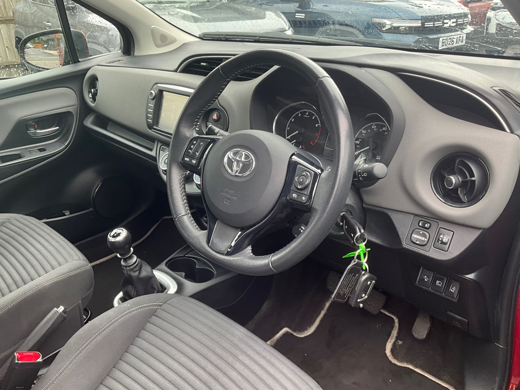 Toyota Yaris 1.5 Vvt I Icon Tech Hatchback Red #3