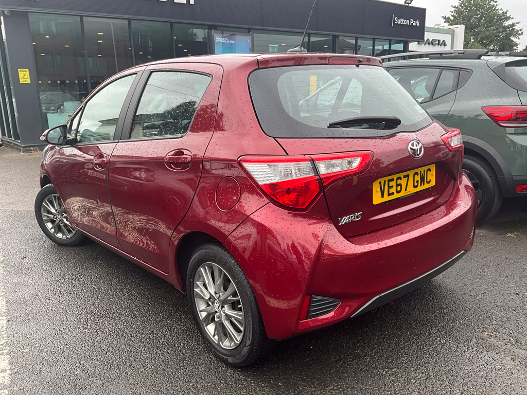 Toyota Yaris 1.5 Vvt I Icon Tech Hatchback Red #4