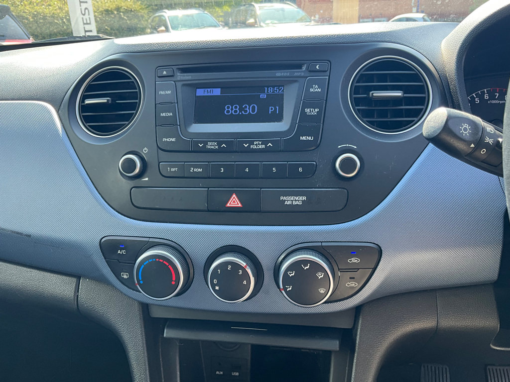 Hyundai I10 1.2 Premium Hatchback Euro 5 87 White #14
