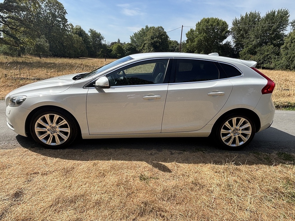 Volvo V40 T3 Se U556634 White #4