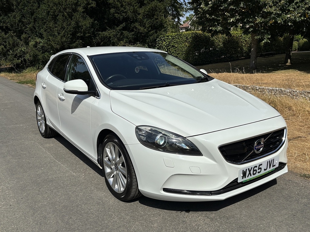 Volvo V40 T3 Se U556634 White #2