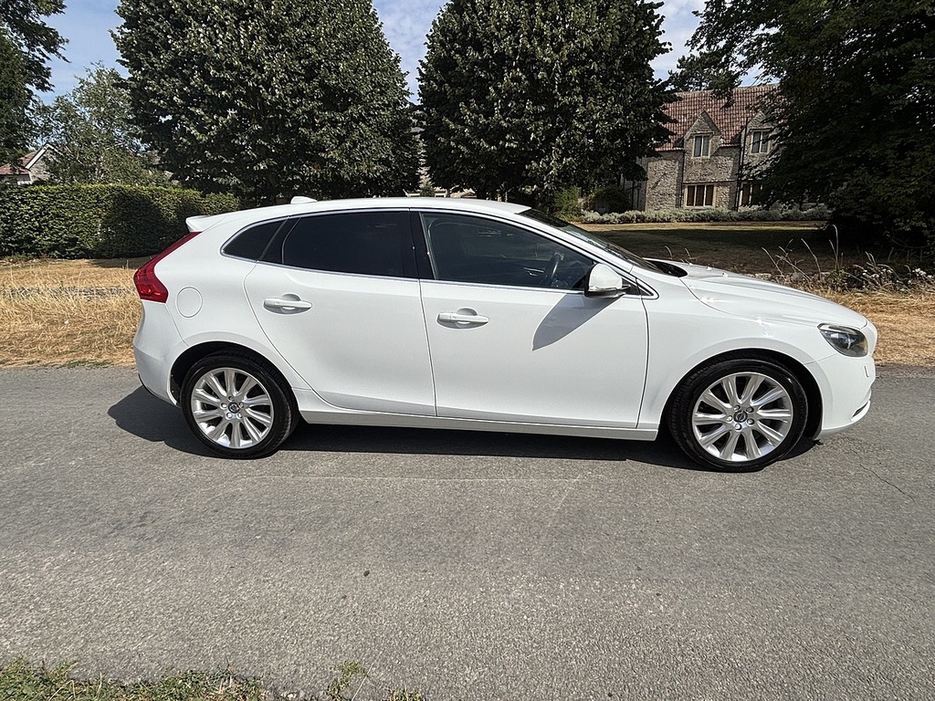 Volvo V40 T3 Se U556634 White #5