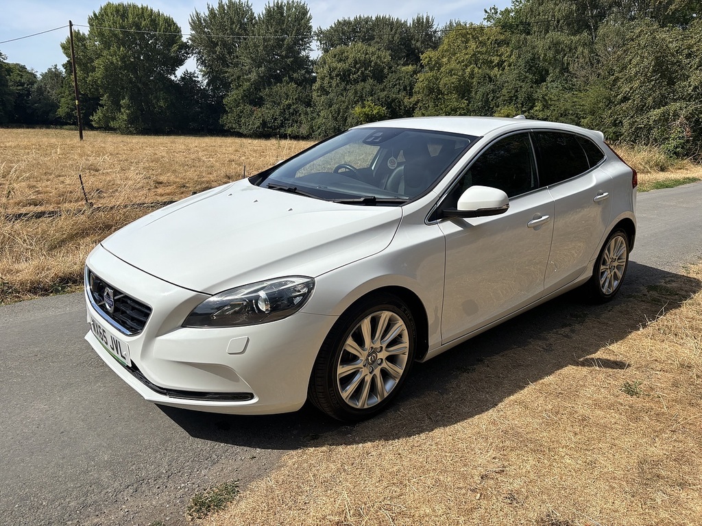 Volvo V40 T3 Se U556634 White #3
