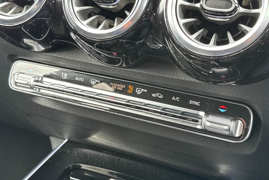 Mercedes-Benz GLB Class Glb 200 Amg Line Premium Plus 7G-tronic Silver #20