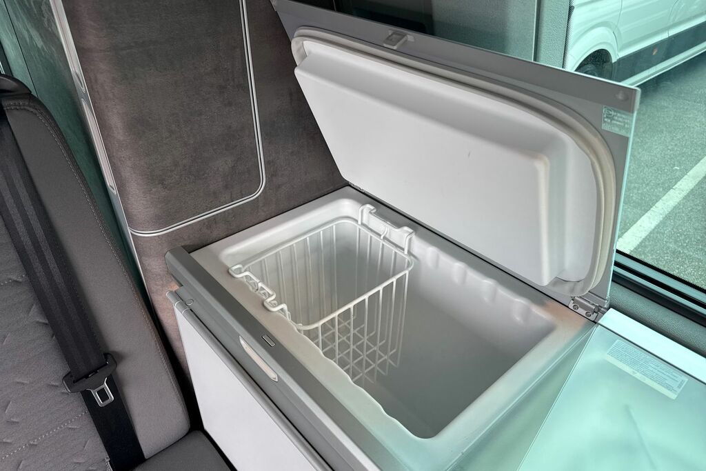 Volkswagen California Mpv White #34