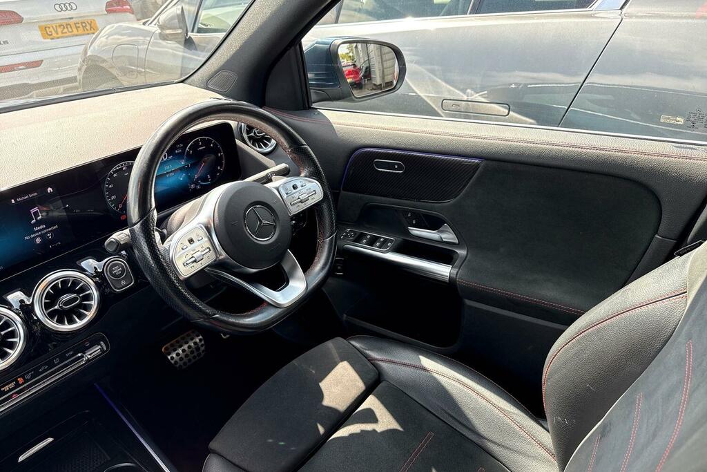 Mercedes-Benz GLA Class Gla 180 Amg Line Premium Plus White #32