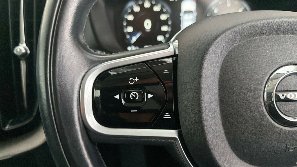 Volvo XC60 2L Momentum Pro Grey #17