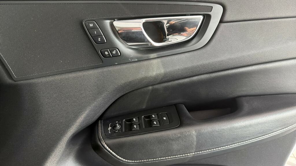 Volvo XC60 2L Momentum Pro Grey #21