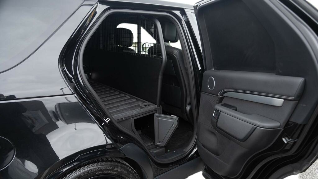 Land Rover Discovery 3.0 D300 Dynamic Hse Commercial Black #4