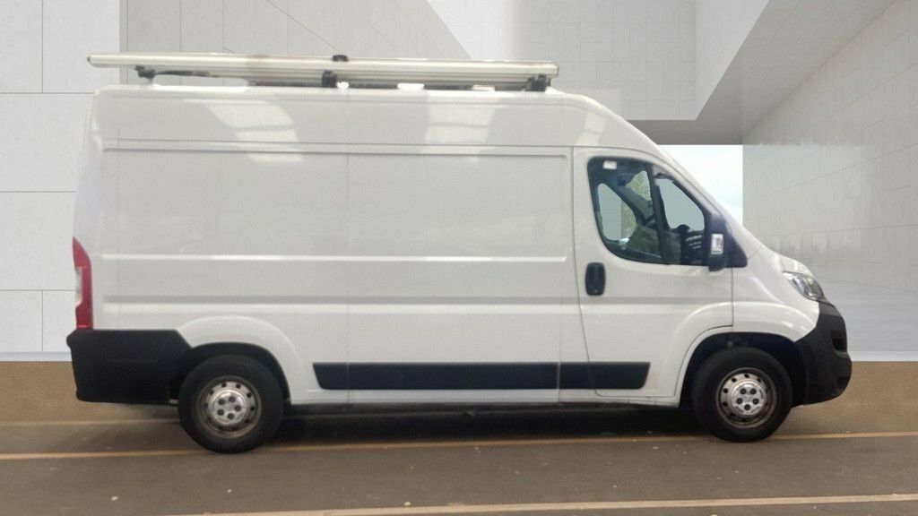 Vauxhall Movano 2.2L Dynamic White #2