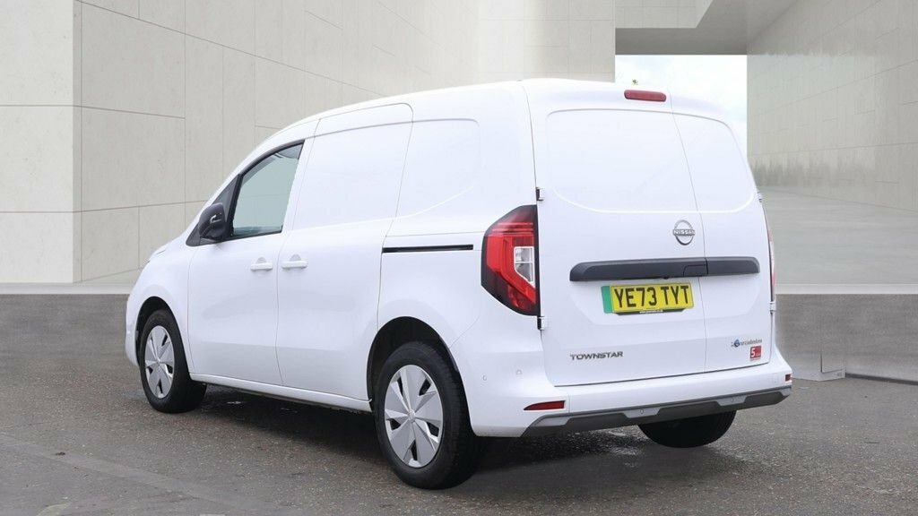 Nissan TOWNSTAR Mpv White #2