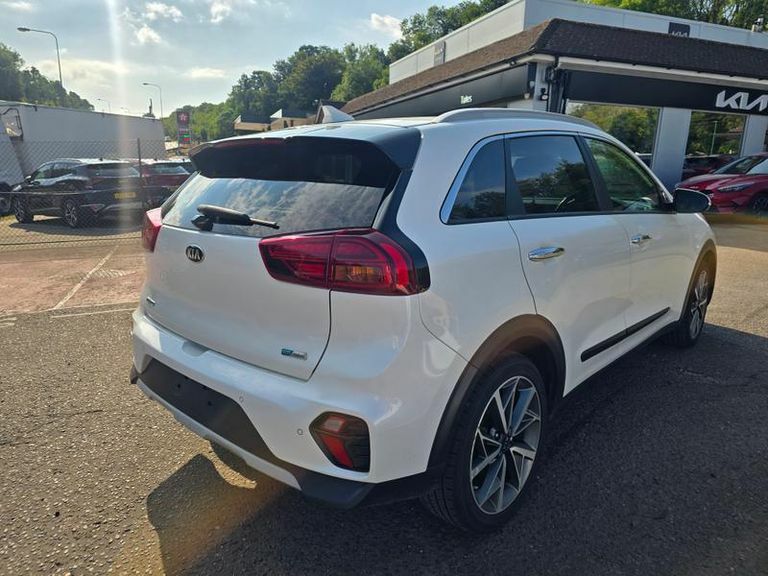 Kia Niro Suv White #3